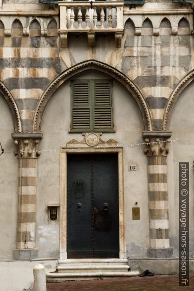 Détail d'un rez-de-chaussée de la Piazza San Matteo. Photo © Alex Medwedeff