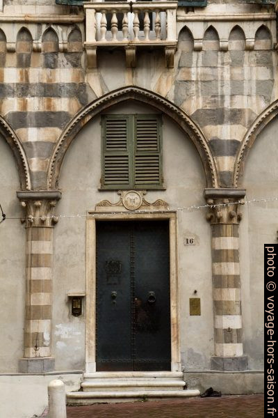 Détail d'un rez-de-chaussée de la Piazza San Matteo. Photo © Alex Medwedeff
