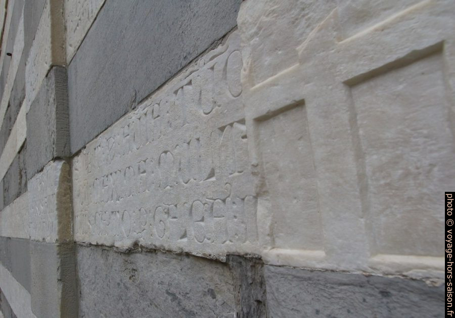 Inscriptions gothiques dans les bandes blanches de la façade de l'église San Matteo. Photo © André M. Winter
