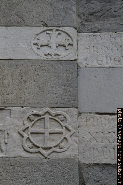 Gravures dans les bandes blanches de la façade de l'église San Matteo. Photo © Alex Medwedeff