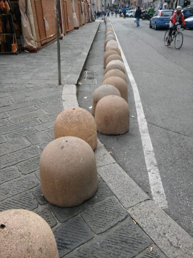 Bornes en béton rondes. Photo © André M. Winter