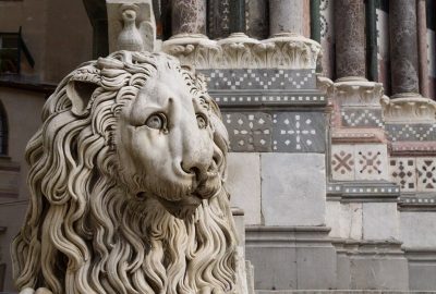 Lion gauche de la Cathédrale San Lorenzo de Gênes. Photo © Alex Medwedeff