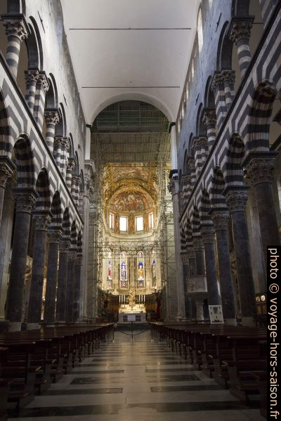 Nef centrale de la Cathédrale San Lorenzo de Gênes. Photo © André M. Winter