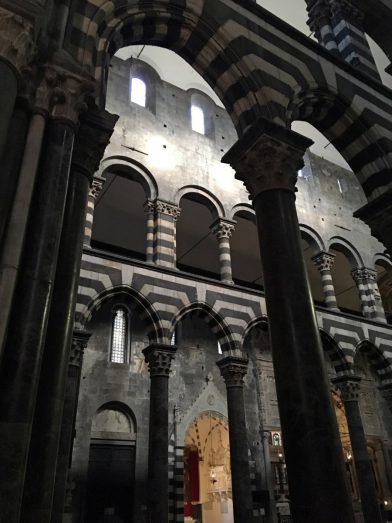 Colonnes et colonnettes de la Cathédrale San Lorenzo de Gênes. Photo © Alex Medwedeff
