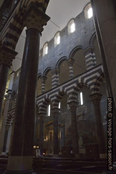 Nef en noir et blanc de la Cathédrale San Lorenzo de Gênes. Photo © Alex Medwedeff