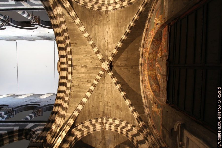 Croisée d'ogives alternant noir et blanc dans la Cathédrale San Lorenzo. Photo © André M. Winter