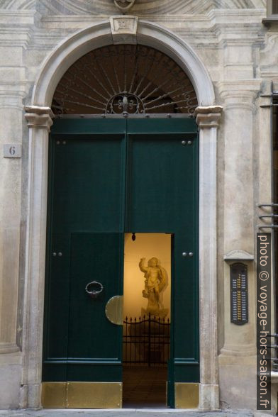 Entrée du Palazzo Giustiniani. Photo © Alex Medwedeff