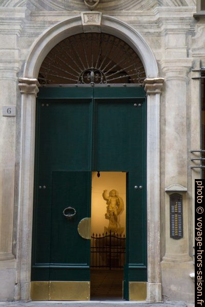 Entrée du Palazzo Giustiniani. Photo © Alex Medwedeff