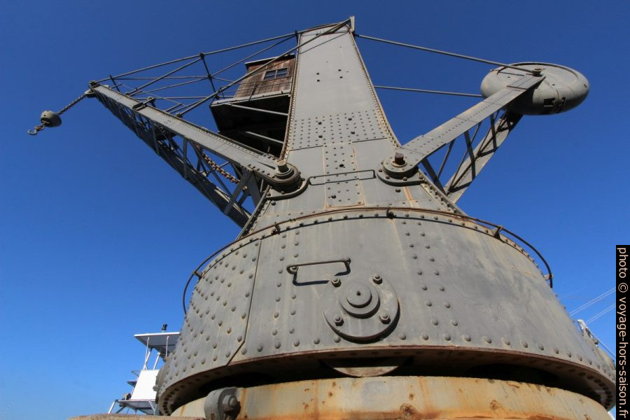 Vue en contre-plongée de la grue tournante historique à Gênes. Photo © André M. Winter