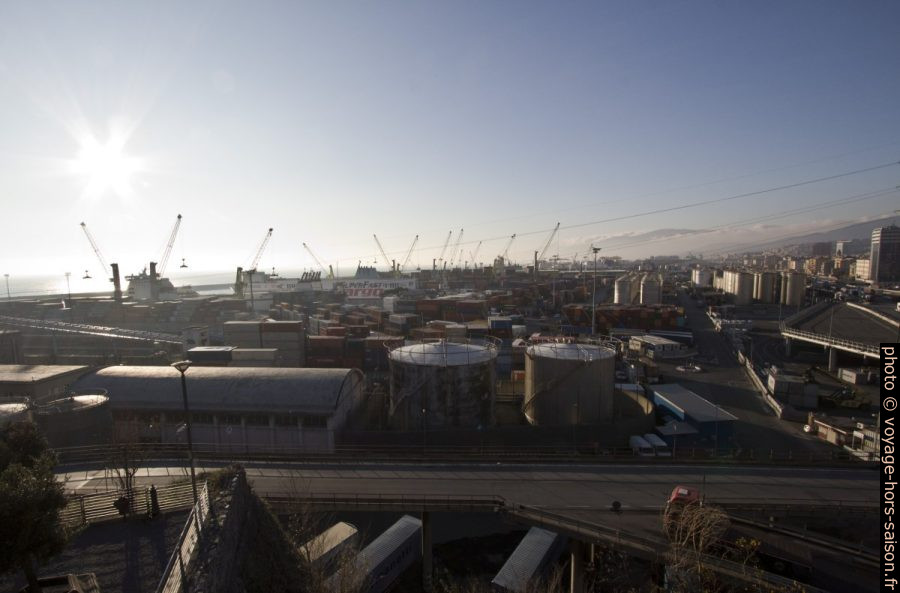Nouveau port commercial de Gênes. Photo © André M. Winter