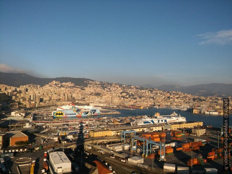 Gênes et le port de ferrys. Photo © André M. Winter