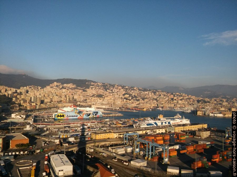 Gênes et le port de ferrys. Photo © André M. Winter