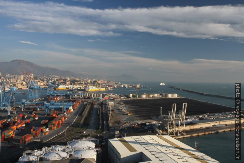 Gênes et le port de containers. Photo © Alex Medwedeff