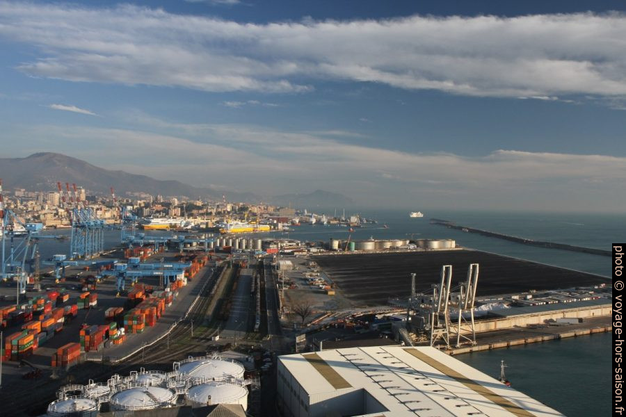 Gênes et le port de containers. Photo © Alex Medwedeff