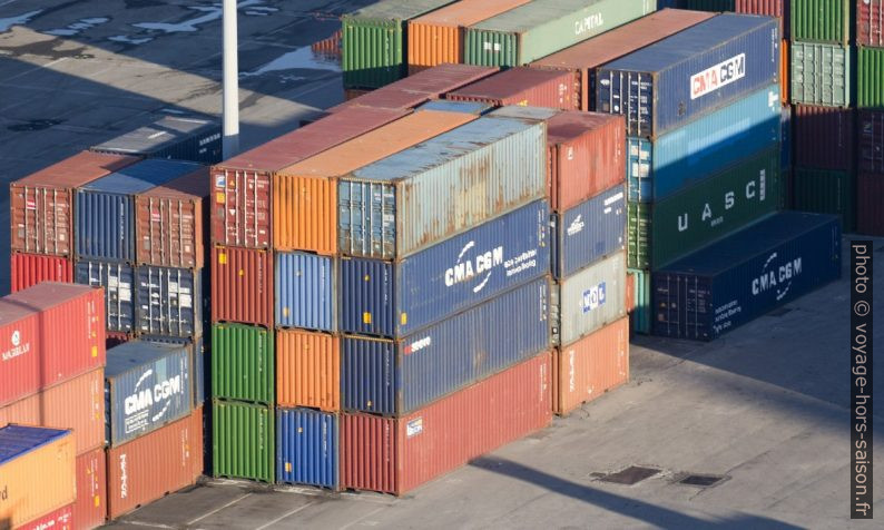 Containers sur le port de Gênes. Photo © André M. Winter