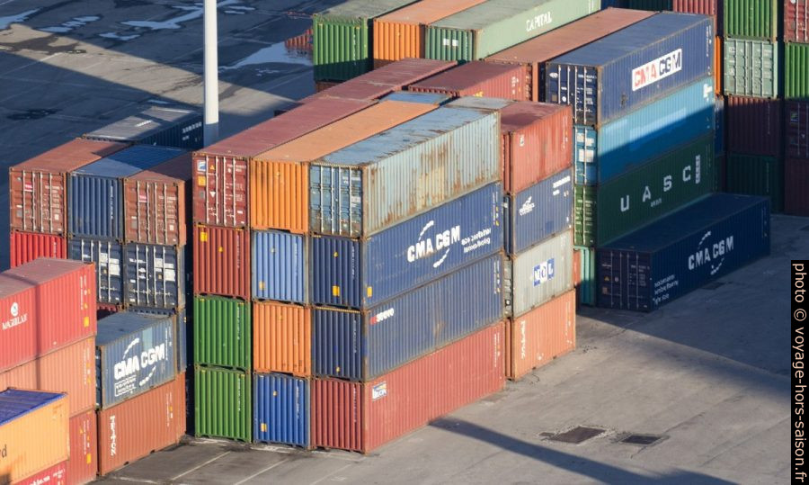 Containers sur le port de Gênes. Photo © André M. Winter