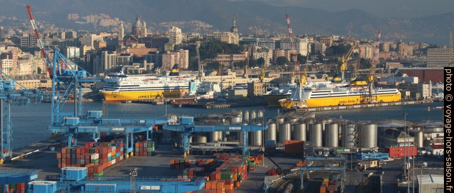 Ferrys de Corsica Ferries - Sardinia Ferries en gardiennage. Photo © André M. Winter