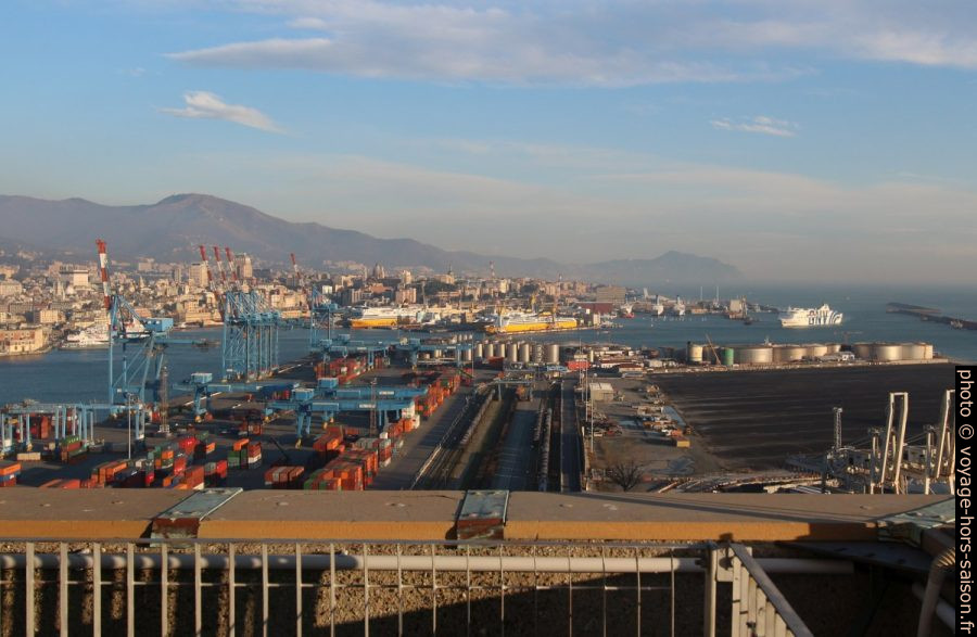 Vue par dessus le Porto Antico vers l'est. Photo © André M. Winter