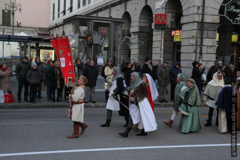 Figurants costumés de la cérémonie du Confuoco à Gêne. Photo © Alex Medwedeff