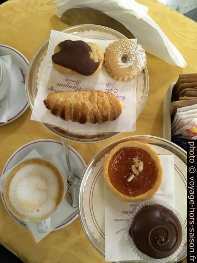 Pâtisseries de la Pasticceria Mangini. Photo © Alex Medwedeff