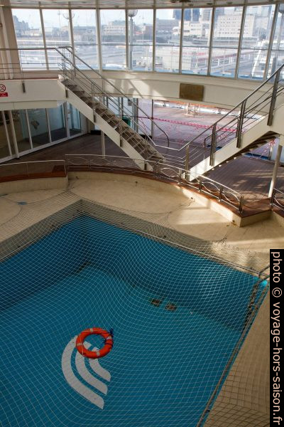 Piscine déactivé du Ferry Excelsior de la GNV. Photo © André M. Winter