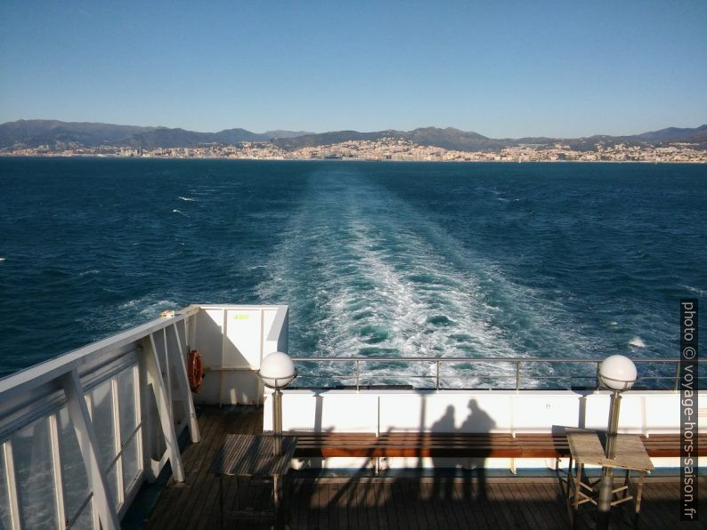 Quitter Gênes en ferry. Photo © André M. Winter