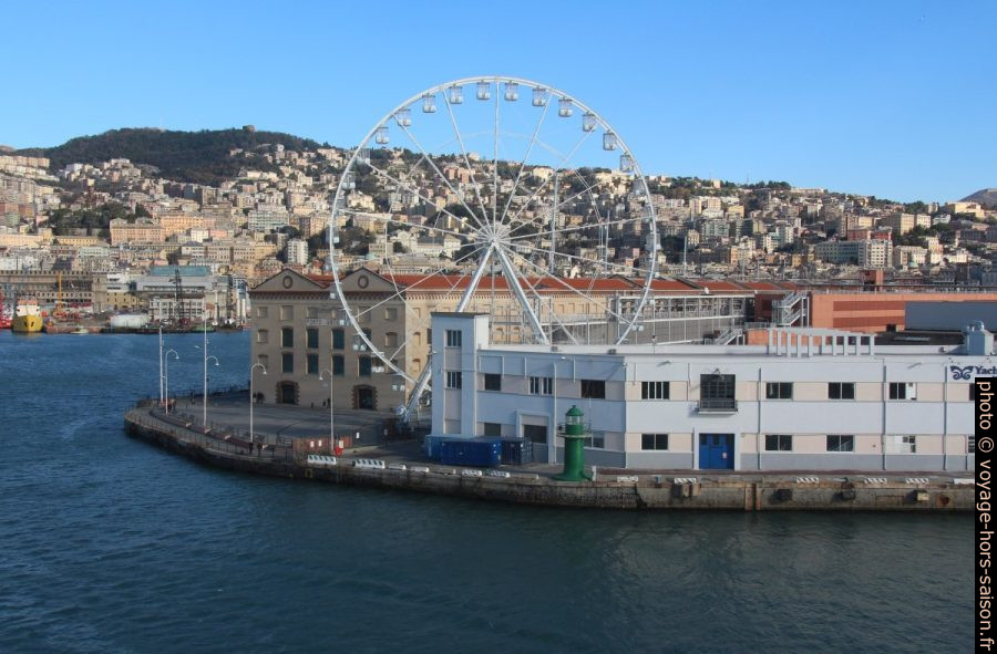 Anciens entrepôts du Porto Antico et la Ruota di Genova. Photo © André M. Winter