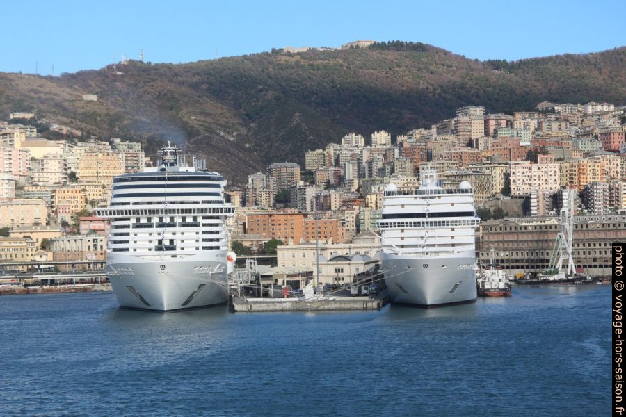 Proues de deux navires de croisière de la MSC à Gênes. Photo © André M. Winter