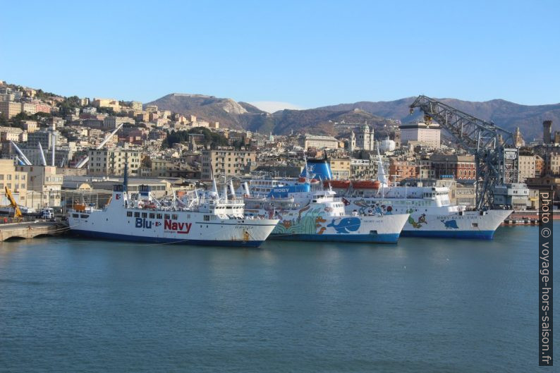 Petits ferrys à quai à Gênes. Photo © André M. Winter