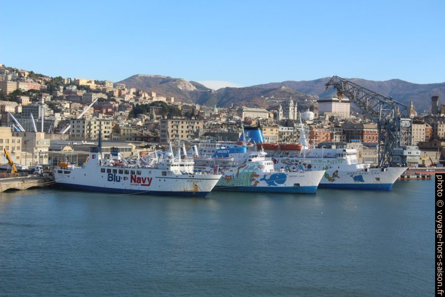 Petits ferrys à quai à Gênes. Photo © André M. Winter
