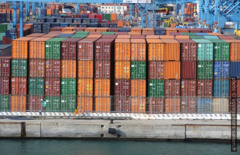 Containers rangés sur un quai de Gênes. Photo © André M. Winter