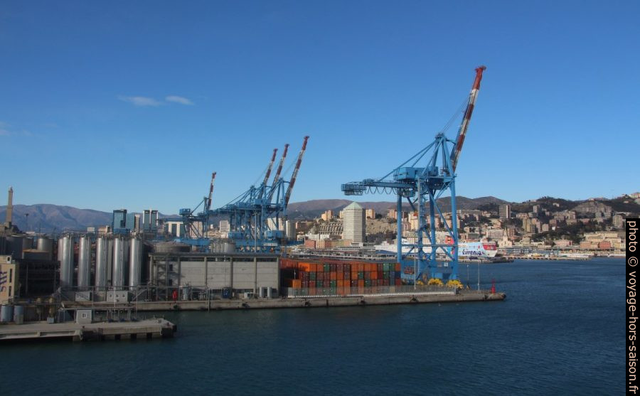 Containeurs et portiques du port commercial de Gênes. Photo © André M. Winter