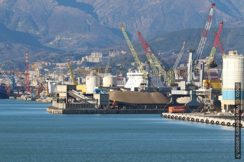 Port industriel de Gênes. Photo © André M. Winter