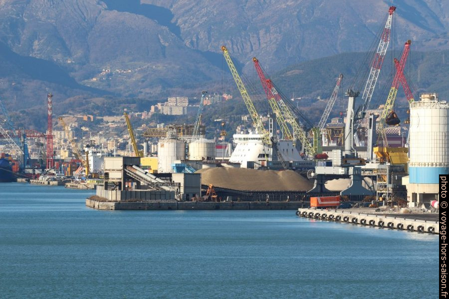 Port industriel de Gênes. Photo © André M. Winter