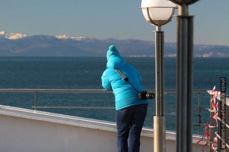 Alex sur le pont du ferry. Photo © André M. Winter