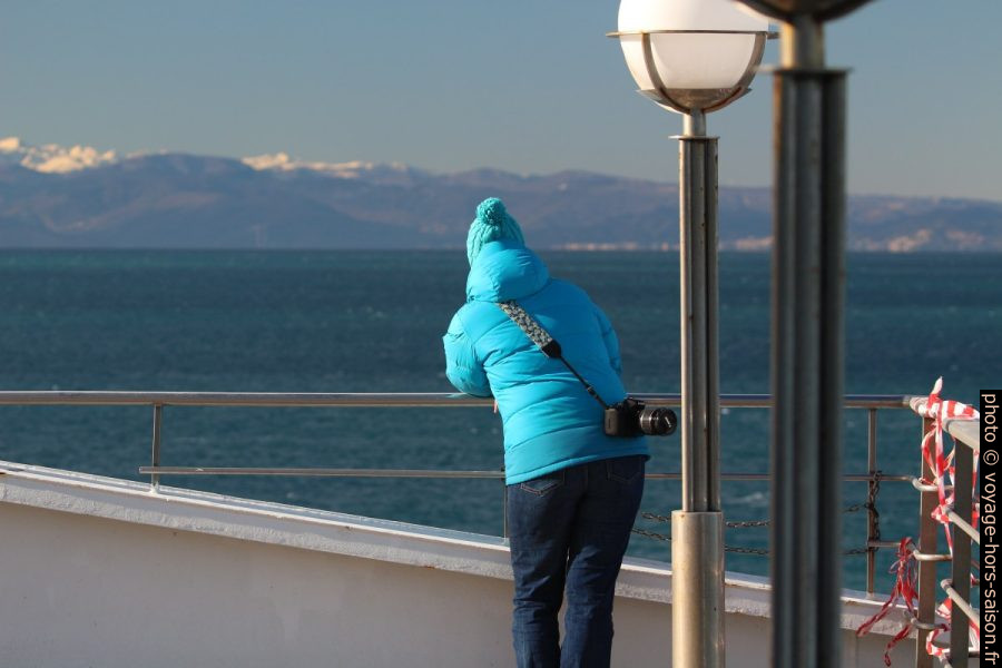 Alex sur le pont du ferry. Photo © André M. Winter
