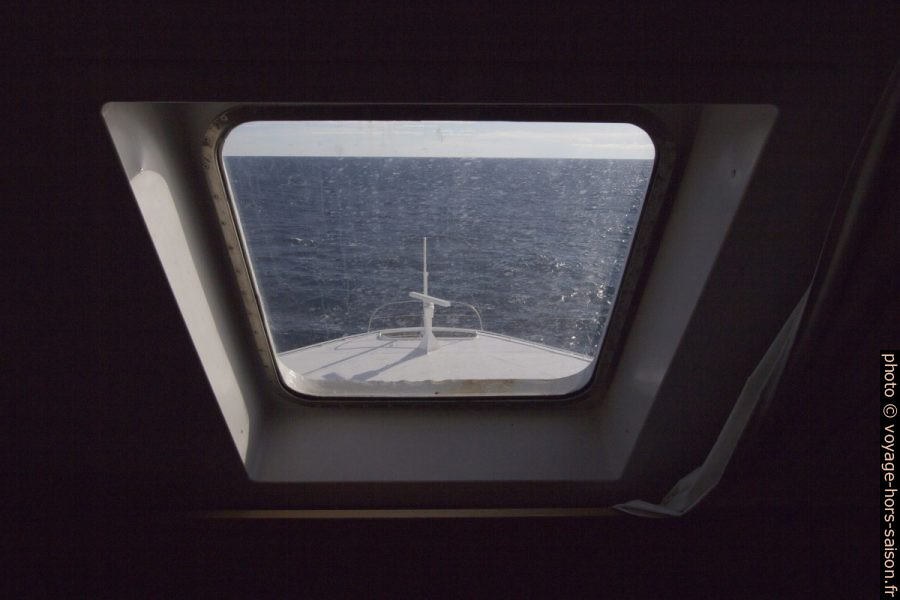 Notre fenêtre de cabine donnant sur la proue du navire. Photo © André M. Winter