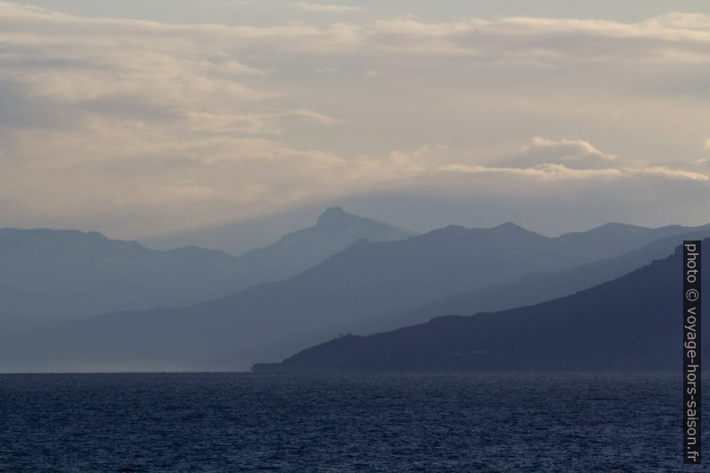 Côte est de Corse le soir. Photo © André M. Winter