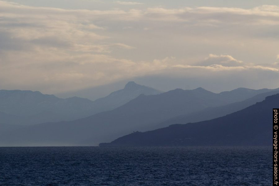 Côte est de Corse le soir. Photo © André M. Winter