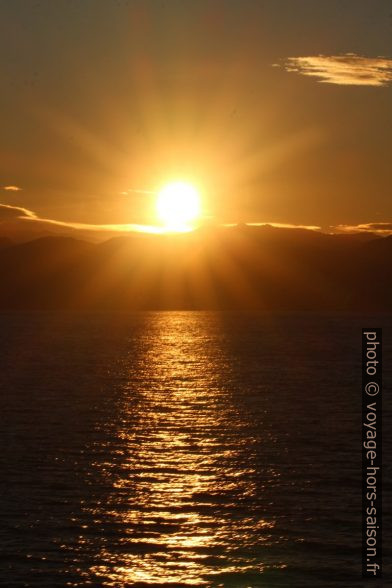 Coucher de soleil derrière la Corse. Photo © André M. Winter