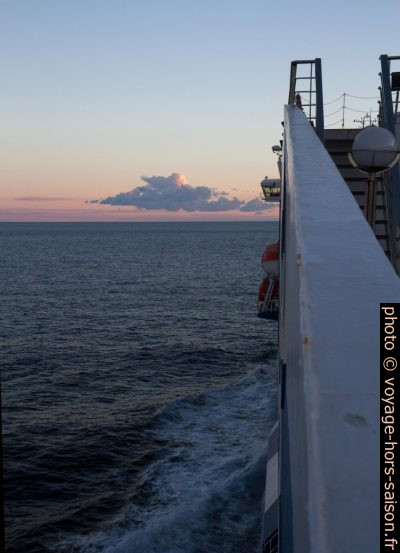 Le ferry en route vers la nuit sur la Méditerranée. Photo © Alex Medwedeff