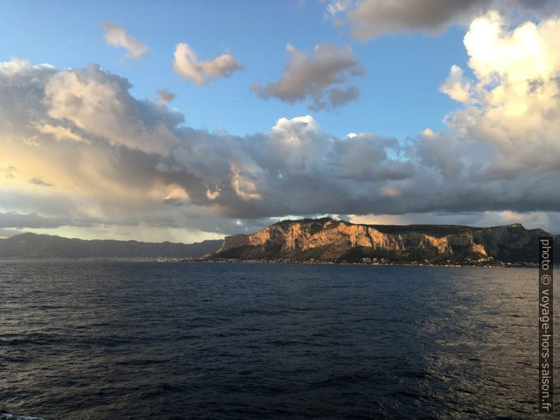 Soleil sur les flancs rocheux du Monte Pellegrino. Photo © Alex Medwedeff