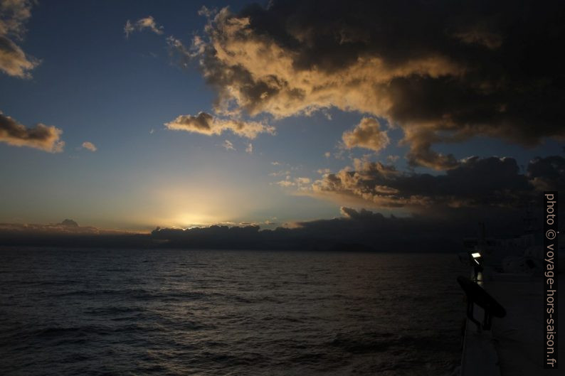 Lever de soleil derrière les nuages enveloppant la Sicile. Photo © Alex Medwedeff