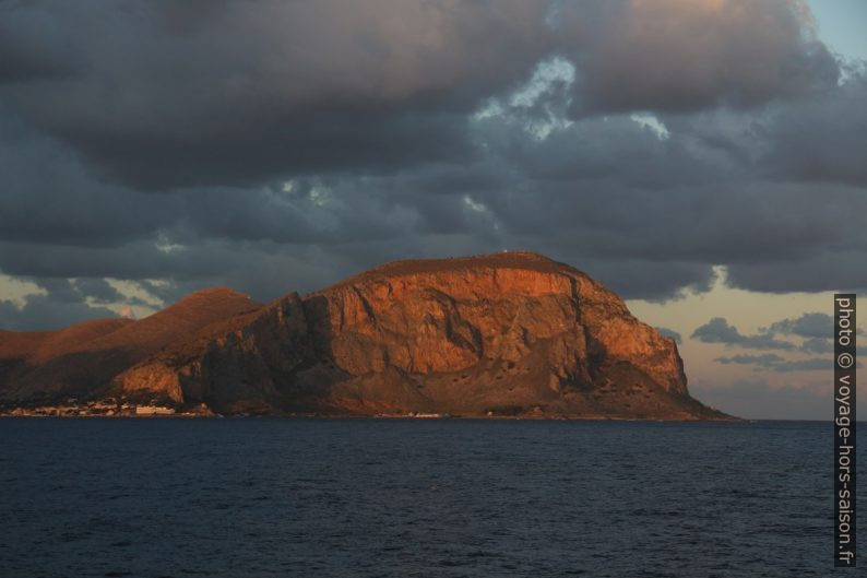 Soleil matinal sur les flancs rocheux du Capo Gallo. Photo © André M. Winter