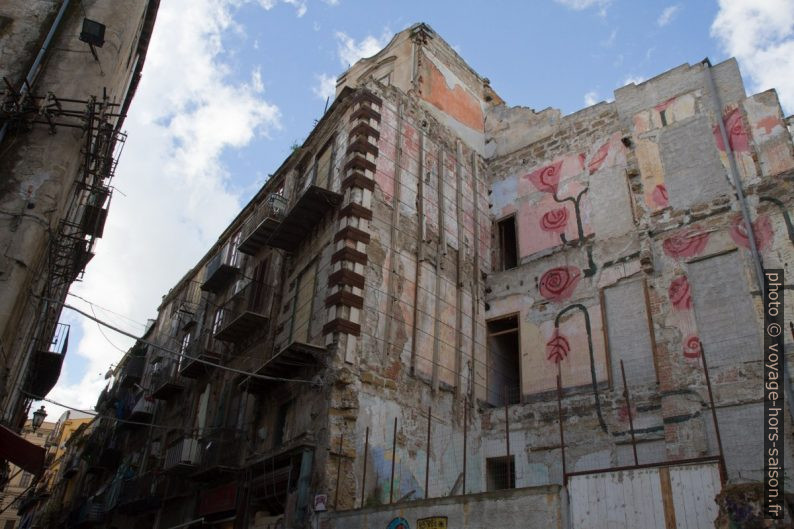 Maison rasé et d'autres en ruine. Photo © Alex Medwedeff