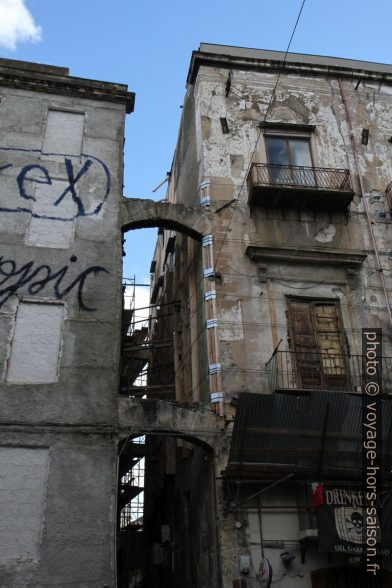 Passage entre deux maisons en ruine. Photo © Alex Medwedeff