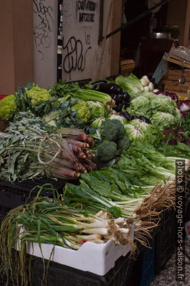 Stand de légumes locaux au marché de la Vucciria. Photo © Alex Medwedeff