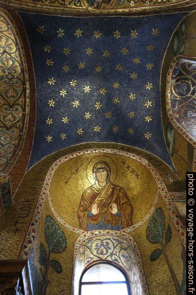 Mosaïque d'étoiles dorées sur fond bleu dans la chiesa della Martorana. Photo © André M. Winter