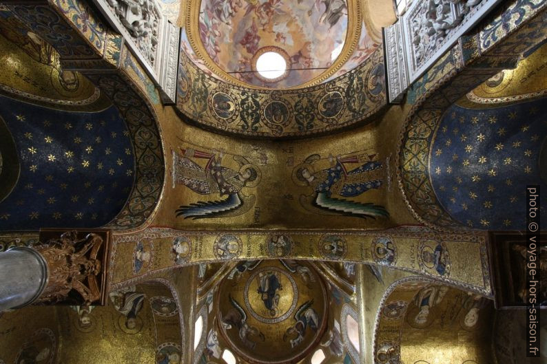 Mosaïques du 12e siècle représentant des archanges sous une voûte. Photo © André M. Winter