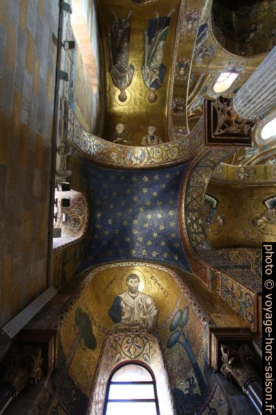 Mosaïque d'étoiles dorées sur fond bleu dans l'église de la Martorana. Photo © André M. Winter